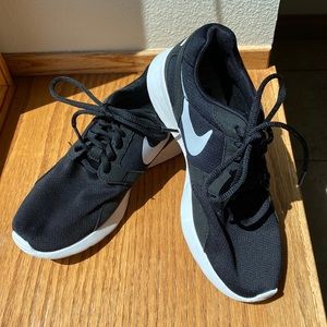 🥰Nike womens Kaishi. Black and white. Size 6